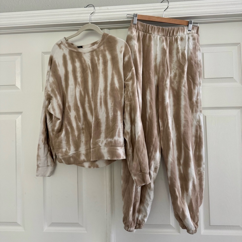 Sweat suit set. Top is small, bottom is medium.